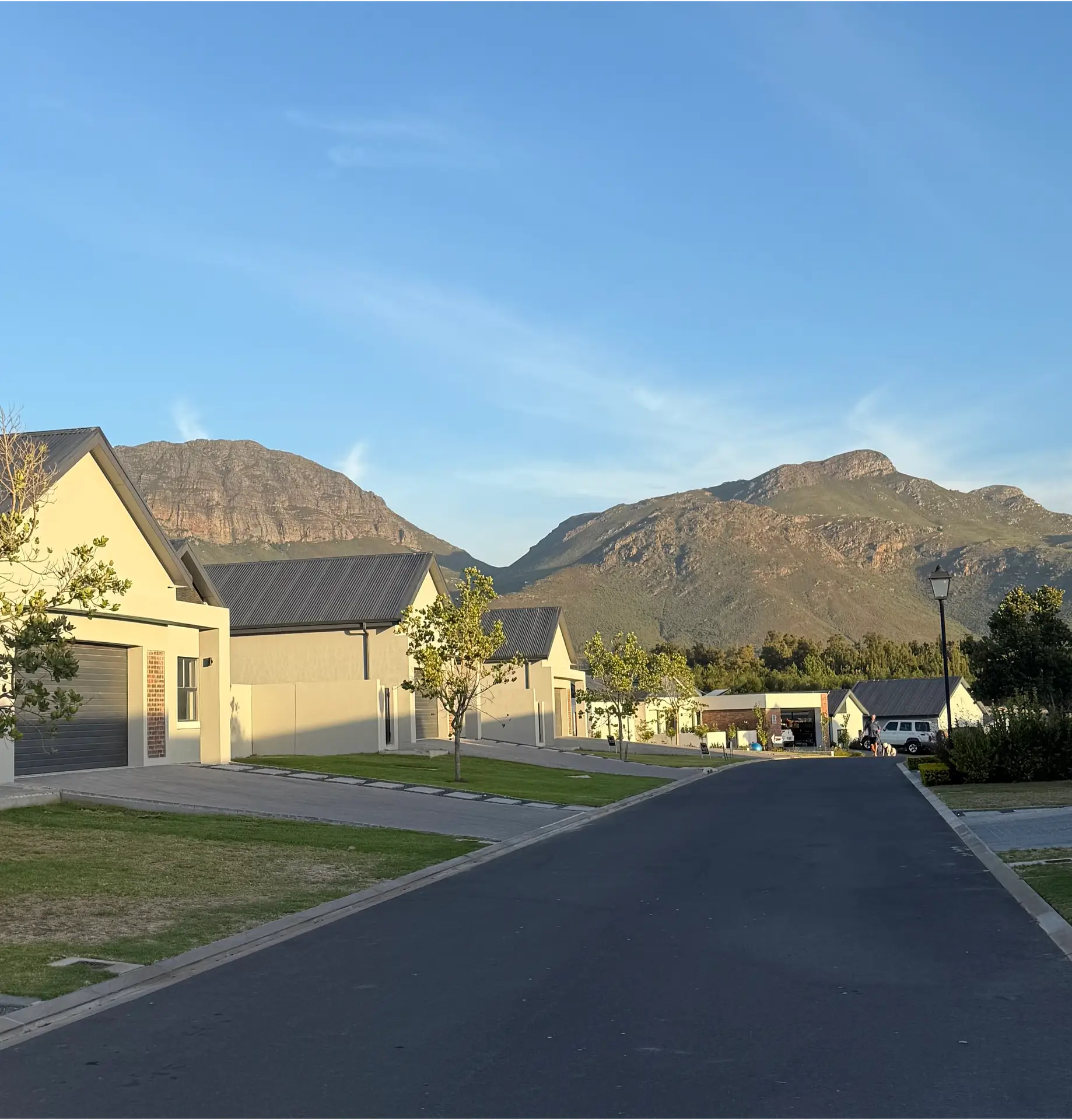Homes at Wilde Paarde with the Drakenstein Mountains behind